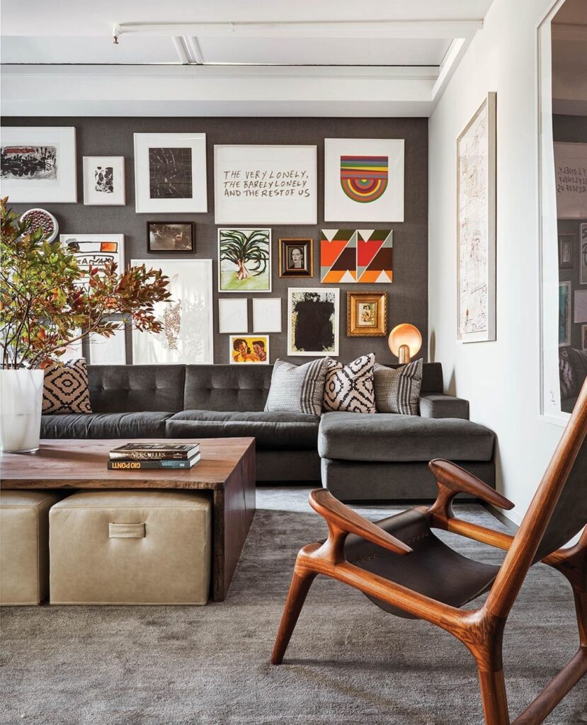 A living room for inspiration, with wooden and grey furniture with a gallery wall.

Ένα σαλόνι σαν έμπνευση, με ξύλινα έπιπλα και γκρίζο καναπέ και έργα τέχνης στον τοίχο. 