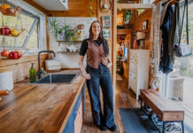 Μια τραυματική στιγμή οδήγησε μια νεαρή οικογένεια σε ένα υπέροχο, μικροσκοπικό σπίτι 21τ.μ.