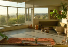 Μέσα σε ένα iconic σπίτι, φτιαγμένο σχεδόν εξολοκλήρου από κόντρα πλακέ