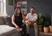 Αυτό το διαμέρισμα χρησιμοποίησε το μαύρο χρώμα για ζεστασιά