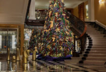 Μια ματιά στο κομψό χριστουγεννιάτικο δέντρο δια χειρός Burberry, στο ξενοδοχείο του Λονδίνου