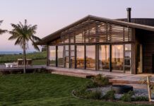 Μέσα σε ένα σπίτι περιτριγυρισμένο από θάμνους, ωκεανό και βουνό