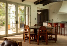 Αυτό το κρυμμένο σπίτι του 1950 μόλις ανακαινίστηκε, και πρέπει να δεις το εσωτερικό του!