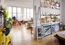 Αυτό το ηλιόλουστο loft 84τ.μ. στο Μπρούκλιν περιλαμβάνει μια cool ιδέα αποθήκευσης βιβλίων που ίσως δεν έχετε ξαναδεί