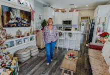 Το μικροσκοπικό σπίτι της Cindy τα έχει όλα σε ένα επίπεδο