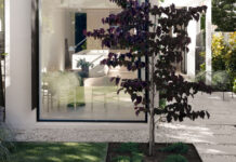 Ένας αρχιτέκτονας έχτισε ξανά ένα παλιό εξοχικό για να φτιάξει ένα μοντέρνο σπίτι γεμάτο φως