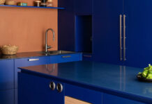 Η απρόσμενη απόχρωση του μπλε που μπορεί να απογειώσει μια κουζίνα