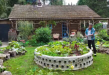 Μέσα σε ένα προκατασκευασμένο, μεταπολεμικό μικροσκοπικό σπίτι