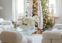 Αυτό το ολόλευκο διαμέρισμα αναδεικνύεται ακόμα περισσότερο τα Χριστούγεννα