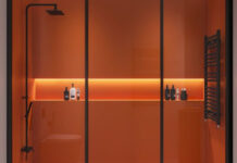 Τι θα λέγατε για μια πορτοκαλί καμπίνα μπάνιου;