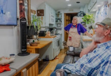 Ένα ζευγάρι συνταξιούχων μεταμόρφωσε ένα σχολικό λεωφορείο σε ένα cozy, μικρό σπίτι