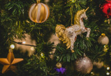 Τα κιτς Χριστούγεννα είναι τάση, και αυτά τα 3 στοιχεία είναι απαραίτητα