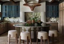 Ένα υπέροχο σπίτι όπου το βαθύ μπλε γίνεται ο σύνδεσμος ανάμεσα στα δωμάτια