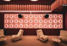 Αυτός ο απίστευτος κινηματογράφος στο Παρίσι γίνεται viral για τους ρετρό-φουτουριστικούς εσωτερικούς χώρους του