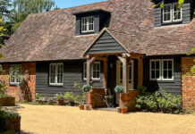 Ένα εξοχικό 105 ετών «γκρεμίστηκε» για να μετατραπεί σε μια cozy όαση