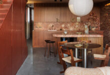 Ένας αρχιτέκτονας μετέτρεψε ένα παλιό γωνιακό κατάστημα στο σπίτι των ονείρων του