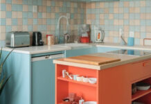 Πώς μια (πολύ) μικρή κουζίνα μεταμορφώνεται με χρώματα