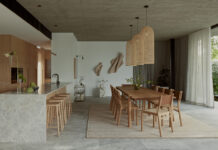 Εξερευνώντας ένα ήσυχο ”σούπερ σπίτι” σχεδιασμένο από έναν βραβευμένο αρχιτέκτονα