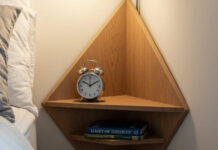 Το πιο… έξυπνο κομοδίνο για μικρά υπνοδωμάτια