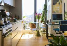 Το μικροσκοπικό στούντιο αυτού του καλλιτέχνη αποδεικνύει ότι δεν χρειάζεστε πολύ χώρο για να ζήσετε όμορφα