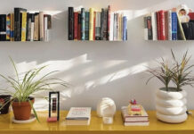 Όταν τα ράφια με τα βιβλία γίνονται μια ωραία σύνθεση για τον τοίχο