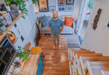 Ένα φαινομενικά απλό, μικροσκοπικό σπίτι κρύβει ένα εξαιρετικό design