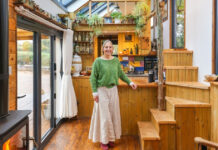 Μετά από ένα διαζύγιο, έχτισε αυτό το απίστευτο μικροσκοπικό σπίτι και ξαναβρήκε τη ζωή της