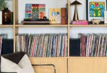 Το τρικ για να μην μοιάζει πολύ φορτωμένη μια γεμάτη βιβλιοθήκη