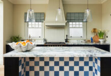 Πώς αυτή η κουζίνα εξισορροπεί την κλασική εμφάνιση και ένα ζωηρό, feel-good χρώμα