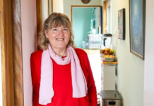 Μέσα στο υπέροχο μικροσκοπικό σπίτι της συγγραφέα του best seller “Top Five Regrets of the Dying”