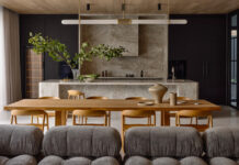 Μέσα σε ένα μοντέρνο οικογενειακό σπίτι σχεδιασμένο για να μοιάζει με χώρο τέχνης