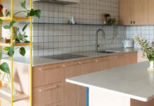 Μια κουζίνα που λάμπει με πινελιές έντονων χρωμάτων