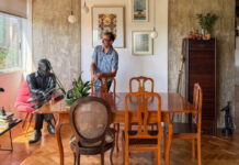 Ο γλύπτης Leo Santana ζει σε ένα διαμέρισμα γεμάτο τέχνη