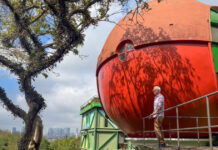 Μέσα σε ένα σπίτι σε σχήμα μπάλας, διαφορετικό απ’ ό,τι έχετε δει μέχρι τώρα!