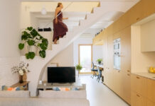 Ένα μακρόστενο σπίτι 60τ.μ. μεταμορφώθηκε για μια τετραμελή οικογένεια