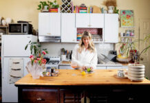 Έξυπνη (και κομψή) αποθήκευση επιτρέπει σε αυτό το ζευγάρι να ζει άνετα σε μόλις 30τ.μ.