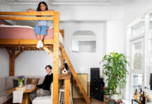 Σε 37τ.μ., αυτό το ζευγάρι έφτιαξε σαλόνι κάτω… από το κρεβάτι!