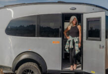 Στα 60 της, η Sherry επέλεξε ένα σπίτι με ρόδες για μια νέα αρχή