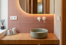 Όταν ο καθρέφτης και τα πλακάκια απογειώνουν ένα μικρό μπάνιο