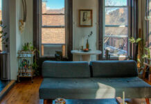 Αυτό το διαμέρισμα του 1899 στο Μπρούκλιν έχει τεράστια παράθυρα σε κάθε δωμάτιο