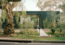 Μέσα σε ένα παλαιωμένο σπίτι με μια πανέμορφη κεντρική αυλή