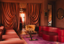 Αυτό το… θεατρικό διαμέρισμα είναι αυτό που συμβαίνει όταν μια designer σχεδιάζει για τον εαυτό της