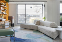 Μέσα σε ένα κομψό διαμέρισμα με φανταστικές πινελιές χρωμάτων