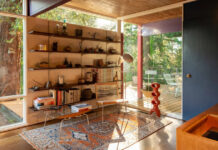 Το mid-century σπίτι ενός αρχιτέκτονα, κρυμμένο μέσα στο δάσος