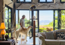 Μέσα σε ένα πέτρινο σπίτι 100 ετών, με μοντέρνα ανακαίνιση που αγκαλιάζει τον κήπο και τη σουρεαλιστική θέα