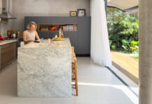 Μέσα σε ένα σπίτι που μοιάζει με μια μεγάλη βεράντα