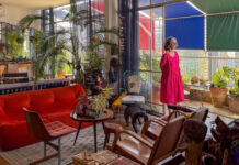 Ένα διαμέρισμα με μια πράσινη όαση στο μπαλκόνι και ντεκόρ γεμάτο ιστορίες