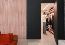 Ένα σκοτεινό γραφείο μεταμορφώθηκε έξυπνα σε ένα διαμέρισμα 55τ.μ. (με ένα κατακόκκινο μπάνιο)