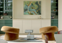 Μέσα σε ένα πολυτελές ρετιρέ με… μυστικό χώρο ψυχαγωγίας