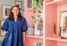 Μια μεγάλη, ροζ βιβλιοθήκη είναι το κέντρο ενός διαμερίσματος 44τ.μ.